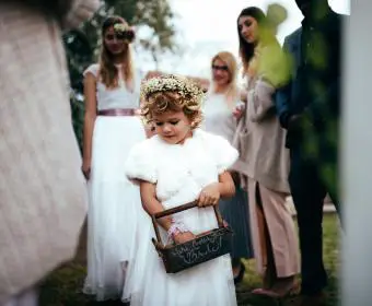 niña de las flores con cesta en la ceremonia