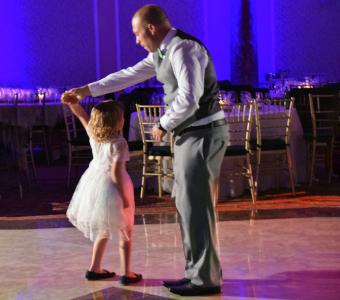 niña de las flores bailando con papá