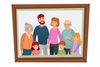 familia con abuelos en una foto enmarcada