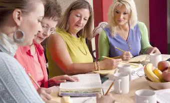 Estudio bíblico de mujeres en una mesa de comedor en casa