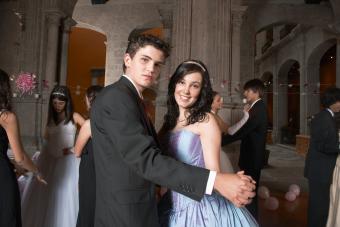 joven pareja bailando en quinceanera