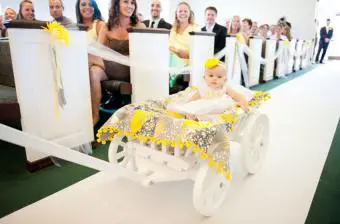 carruaje de boda con niña de las flores