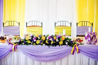 Mesa de boda con fioletovaya y cintas amarillas.