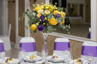Hermosas flores en la mesa el día de la boda