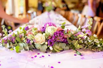 Disposición elegante de la mesa en tonos pastel morados para una boda en un restaurante