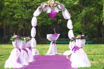 Hermoso arco de boda con flores.