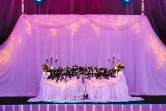 Mesa de boda de restaurante con arreglo floral.