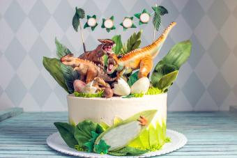Torta desnuda decorada con dinosaurios 