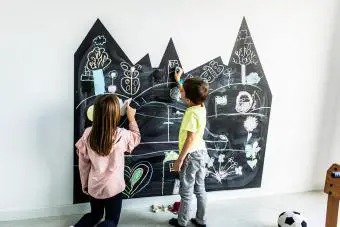 niños dibujando en la pizarra