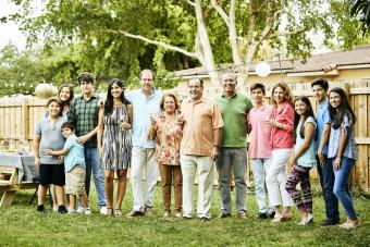 Una familia multigeneracional en una fiesta.