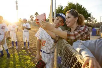 Madre e hijo de un beisbolista tomándose una selfie
