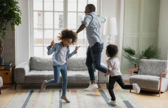 familias bailando en casa
