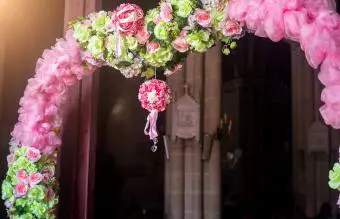 arco rosa a través de las puertas de la iglesia