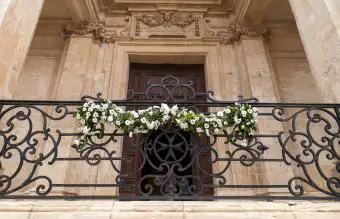 balcon decorado con flores