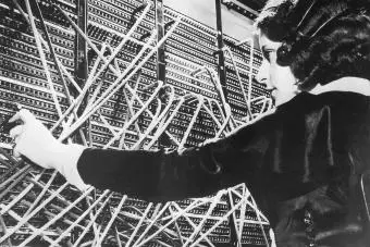 Operadora de centralita telefónica femenina de la década de 1920
