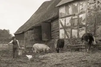 un hombre trabajando en la granja 1920