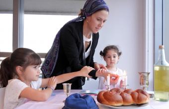 Una familia judía enciende velas de sábado