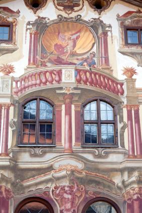 Trompe l'oeil edificio pintado en Oberammergau, Baviera, Alemania