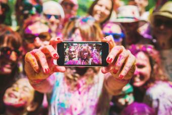 Un grupo de amigos tomándose un selfie juntos durante una fiesta de celebración de Holi