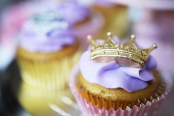Cupcakes con corona dorada