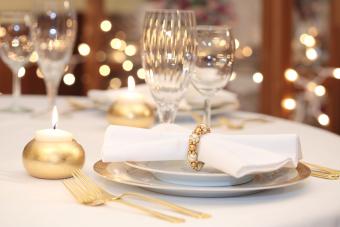 Elegante puesta de mesa con dorado