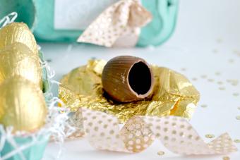 Huevos de chocolate envueltos en papel de oro