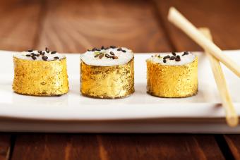 rollos de sushi dorados