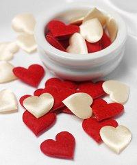Confeti de boda de corazón de satén rojo y blanco