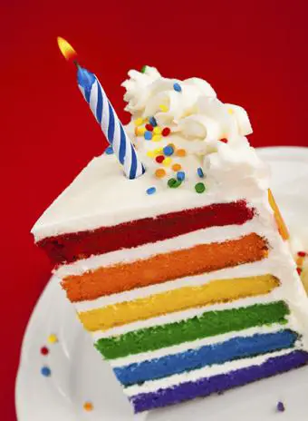 Pastel de arcoíris para el cumpleaños de un niño pequeño 