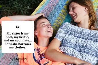 Dos hermanas adolescentes relajándose y divirtiéndose juntas en casa en su jardín