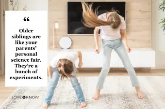 Dos hermanas divirtiéndose bailando en la sala de estar