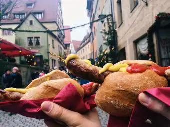 Comer salchichas en el mercado navideño alemán
