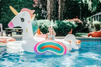 Flotador de piscina de unicornio de verano