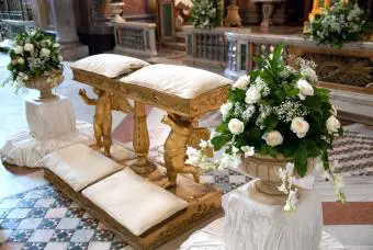 Altar de boda con arreglos florales en urna