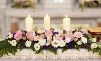 Arreglo floral de velas de la unidad en el altar