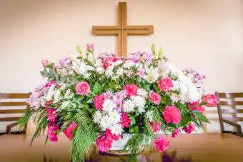Cruz cristiana y flores en el altar