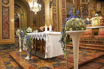 altar de bodas con altos pedestales de flores