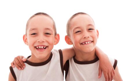 Seis consejos para criar gemelos idénticos