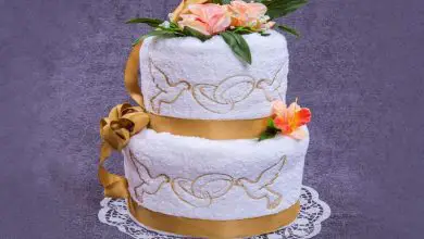Cómo hacer un pastel de bodas con una servilleta
