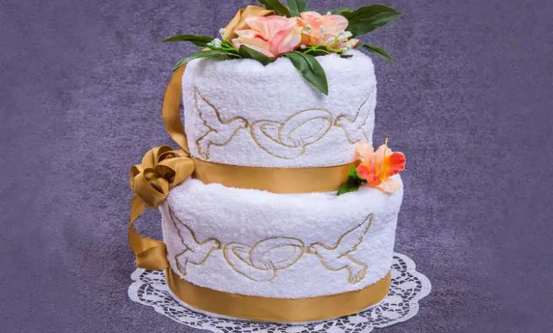Cómo hacer un pastel de bodas con una servilleta