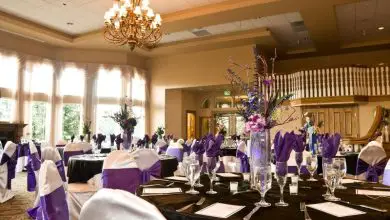 centros de mesa de flores moradas para bodas de verano