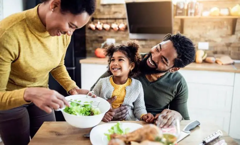 10 recompensas ocultas de una familia comiendo juntos