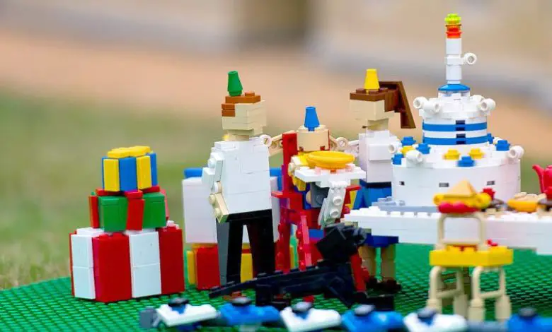Crea una fiesta de cumpleaños de Lego que apila la diversión