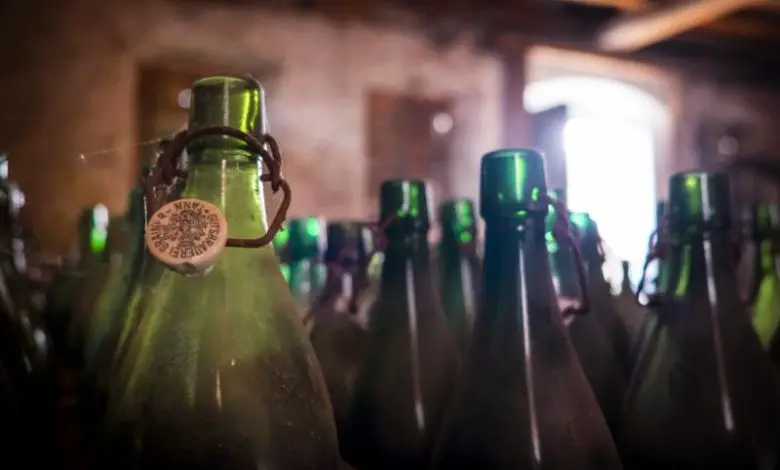 Limpieza de botellas viejas: formas sencillas de restaurar su brillo