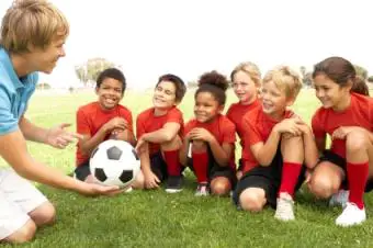 Cómo involucrar a sus hijos en actividades deportivas mientras aprenden en casa