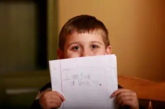 un niño con papel mientras aprende en casa todo el año