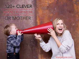 Un niño hablando por un megáfono en los oídos de mamá.