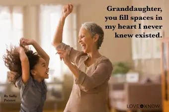 Abuela y nieta bailando juntas