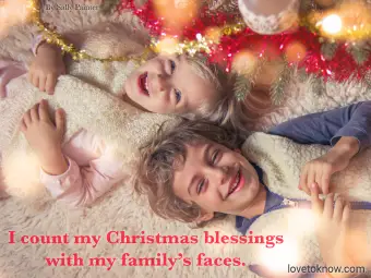 Citas familiares navideñas y la imagen de los niños acostados debajo del árbol de Navidad.