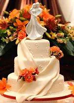 Pastel de bodas con temática otoñal y flores de azahar
